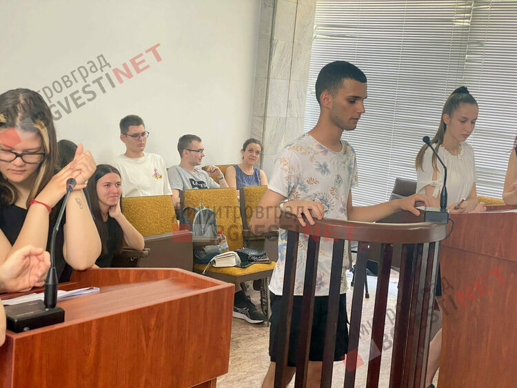 Десетокласници съдиха съученичка за притежание на наркотици в симулативен процес