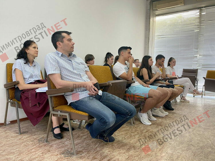 Десетокласници съдиха съученичка за притежание на наркотици в симулативен процес