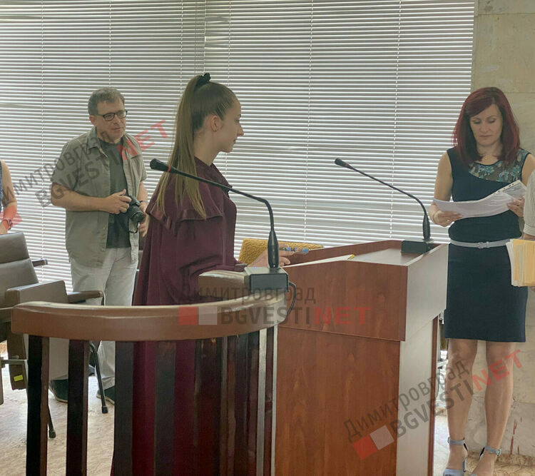 Десетокласници съдиха съученичка за притежание на наркотици в симулативен процес