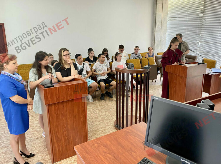 Десетокласници съдиха съученичка за притежание на наркотици в симулативен процес