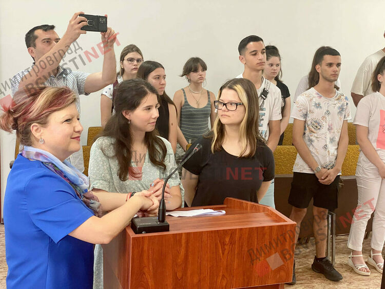 Десетокласници съдиха съученичка за притежание на наркотици в симулативен процес