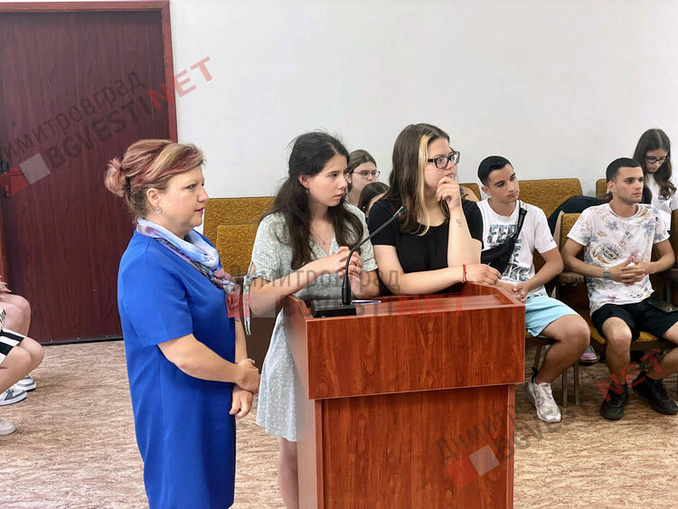 Десетокласници съдиха съученичка за притежание на наркотици в симулативен процес