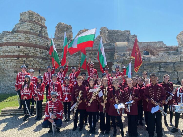 Фанфарният оркестър и Първия ученически гвардейски отряд при Езиковата гимназия в Кърджали на турне 