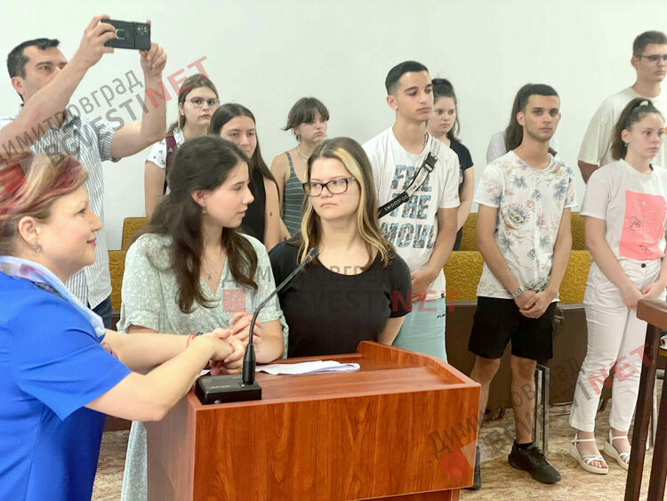 Десетокласници съдиха съученичка за притежание на наркотици в симулативен процес