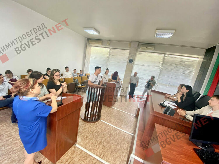 Десетокласници съдиха съученичка за притежание на наркотици в симулативен процес