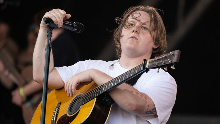 Луис Капалди отмени турне, за да се приспособи към пораженията от синдрома на Турет