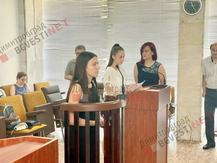 Десетокласници съдиха съученичка за притежание на наркотици в симулативен процес
