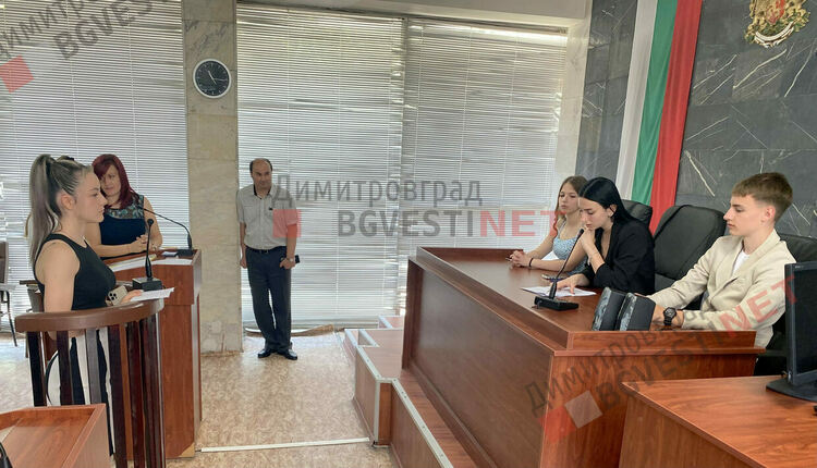 Десетокласници съдиха съученичка за притежание на наркотици в симулативен процес