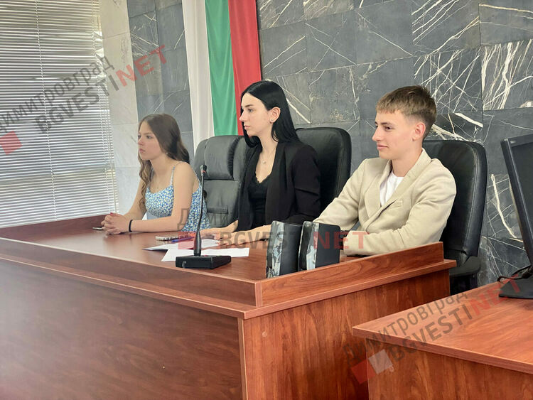 Десетокласници съдиха съученичка за притежание на наркотици в симулативен процес