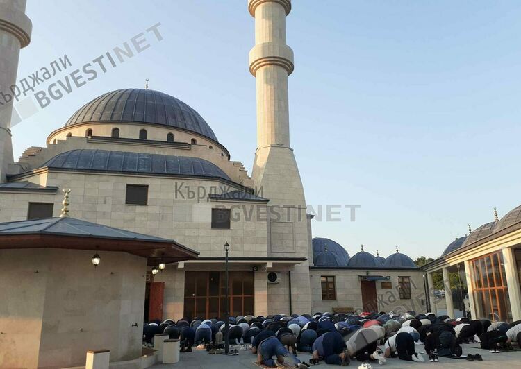 Курбан Байрам е, от мюфтийството в Кърджали колят 13 жертвени животни