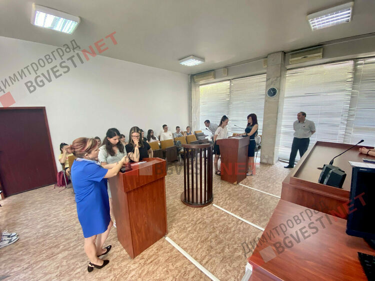 Десетокласници съдиха съученичка за притежание на наркотици в симулативен процес