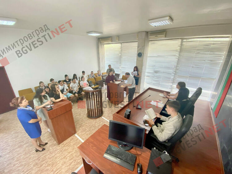 Десетокласници съдиха съученичка за притежание на наркотици в симулативен процес