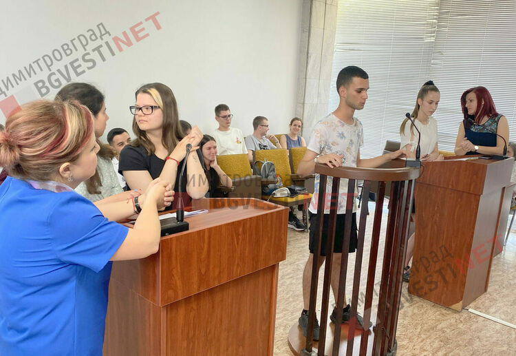 Десетокласници съдиха съученичка за притежание на наркотици в симулативен процес