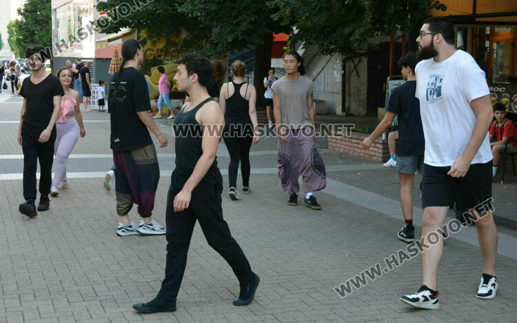 „Сцена на края на града“ премести театъра в улична среда сред хората в центъра на Хасково