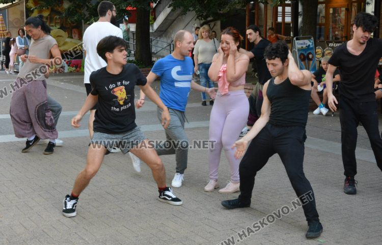 „Сцена на края на града“ премести театъра в улична среда сред хората в центъра на Хасково