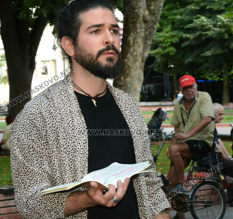 „Сцена на края на града“ премести театъра в улична среда сред хората в центъра на Хасково