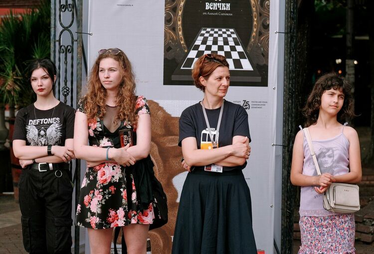   Абсолвентите от специалност “Плакат и визуална комуникация” в НХА на „Сцена на края на града“