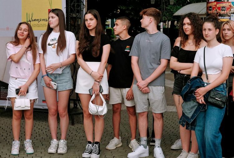   Абсолвентите от специалност “Плакат и визуална комуникация” в НХА на „Сцена на края на града“