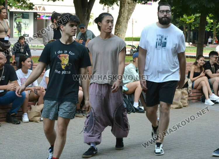 „Сцена на края на града“ премести театъра в улична среда сред хората в центъра на Хасково