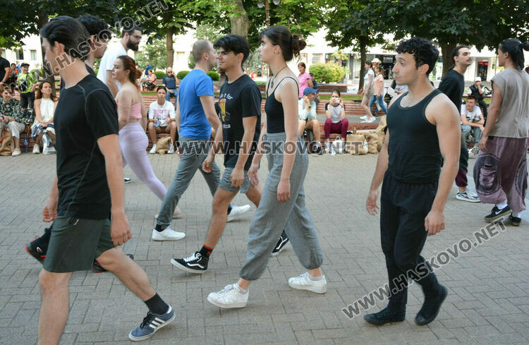 „Сцена на края на града“ премести театъра в улична среда сред хората в центъра на Хасково