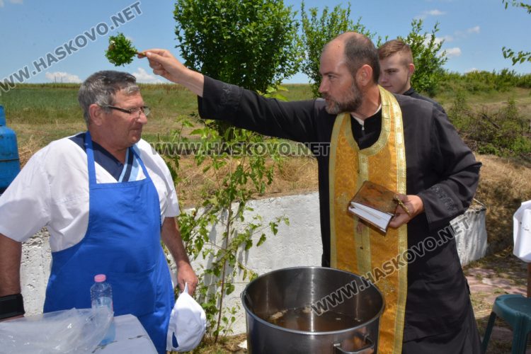  Два курбана от благодетели за здраве осветиха на параклиса край с. Конуш за Петровден