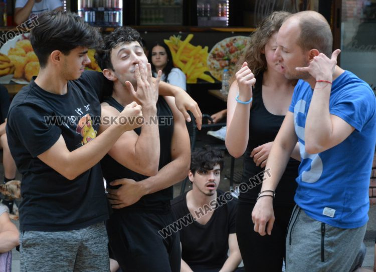 „Сцена на края на града“ премести театъра в улична среда сред хората в центъра на Хасково