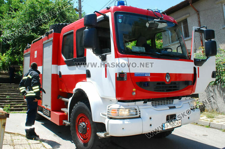 Пожар в апартамент вдигна на крак пожарникари и спешни медици