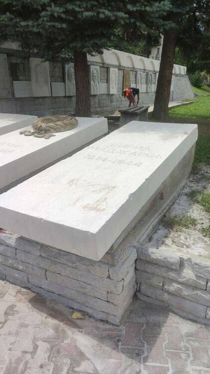 Само ден след като беше изчистена, вандали надраскаха Алеята на възрожденците в кв.Устово