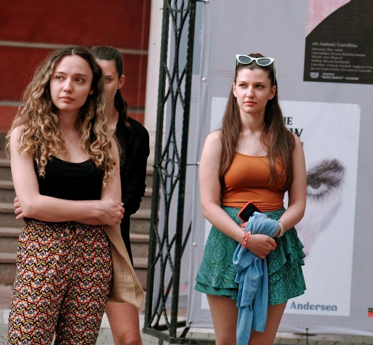   Абсолвентите от специалност “Плакат и визуална комуникация” в НХА на „Сцена на края на града“