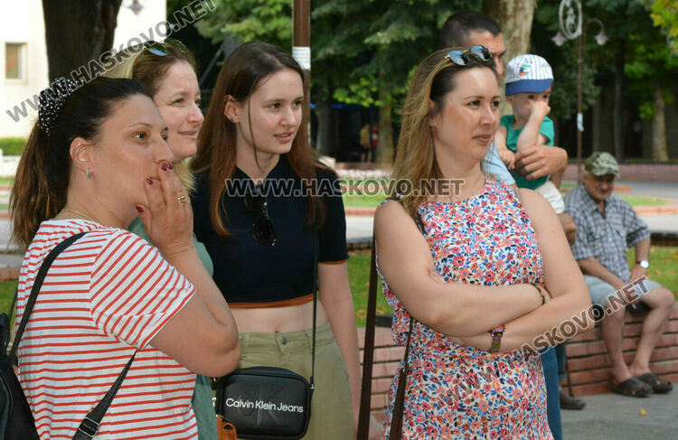 „Сцена на края на града“ премести театъра в улична среда сред хората в центъра на Хасково