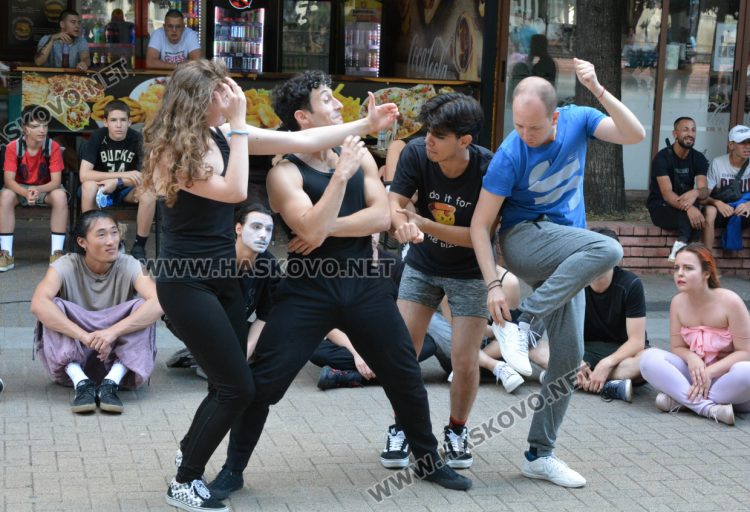 „Сцена на края на града“ премести театъра в улична среда сред хората в центъра на Хасково