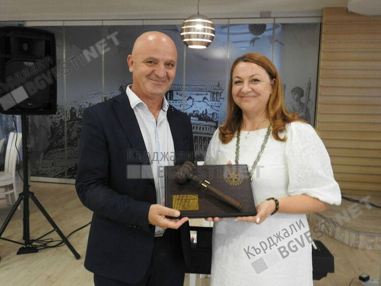 Ротари клуб Кърджали дарява средства в помощ на пострадалите от наводнението в Берковица