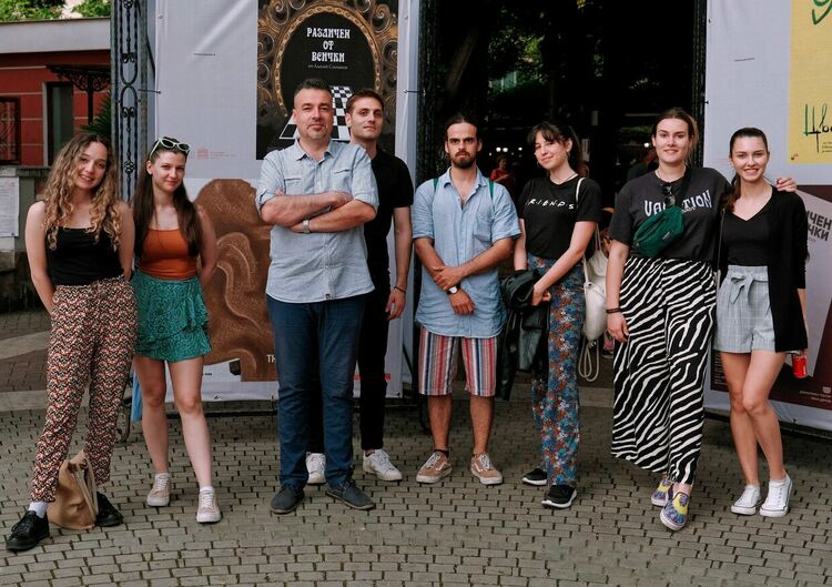   Абсолвентите от специалност “Плакат и визуална комуникация” в НХА на „Сцена на края на града“