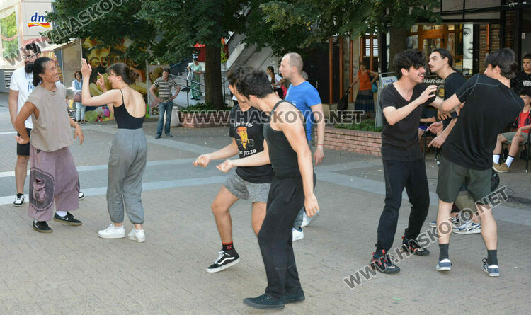 „Сцена на края на града“ премести театъра в улична среда сред хората в центъра на Хасково