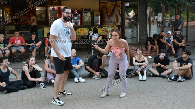 „Сцена на края на града“ премести театъра в улична среда сред хората в центъра на Хасково