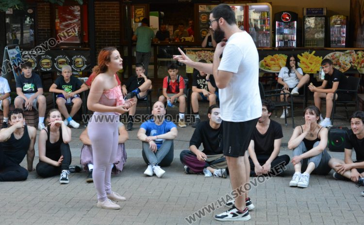 „Сцена на края на града“ премести театъра в улична среда сред хората в центъра на Хасково