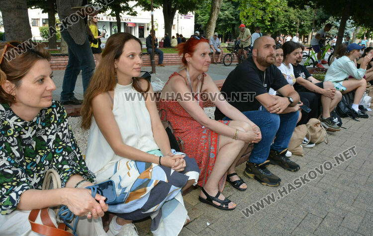 „Сцена на края на града“ премести театъра в улична среда сред хората в центъра на Хасково