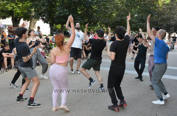 „Сцена на края на града“ премести театъра в улична среда сред хората в центъра на Хасково