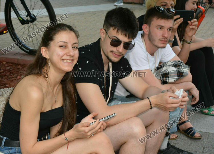 „Сцена на края на града“ премести театъра в улична среда сред хората в центъра на Хасково