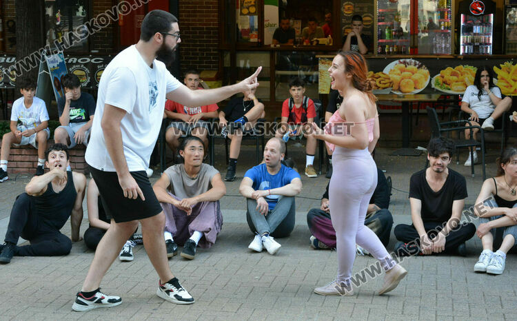 „Сцена на края на града“ премести театъра в улична среда сред хората в центъра на Хасково