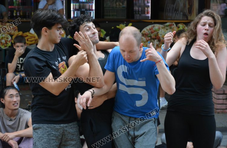 „Сцена на края на града“ премести театъра в улична среда сред хората в центъра на Хасково