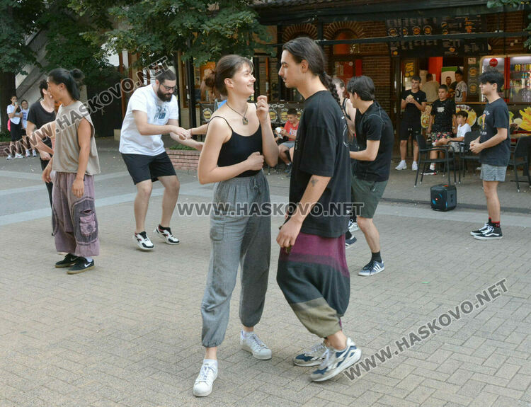 „Сцена на края на града“ премести театъра в улична среда сред хората в центъра на Хасково