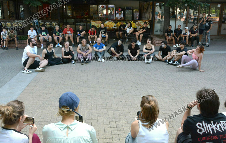 „Сцена на края на града“ премести театъра в улична среда сред хората в центъра на Хасково