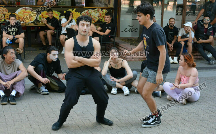 „Сцена на края на града“ премести театъра в улична среда сред хората в центъра на Хасково