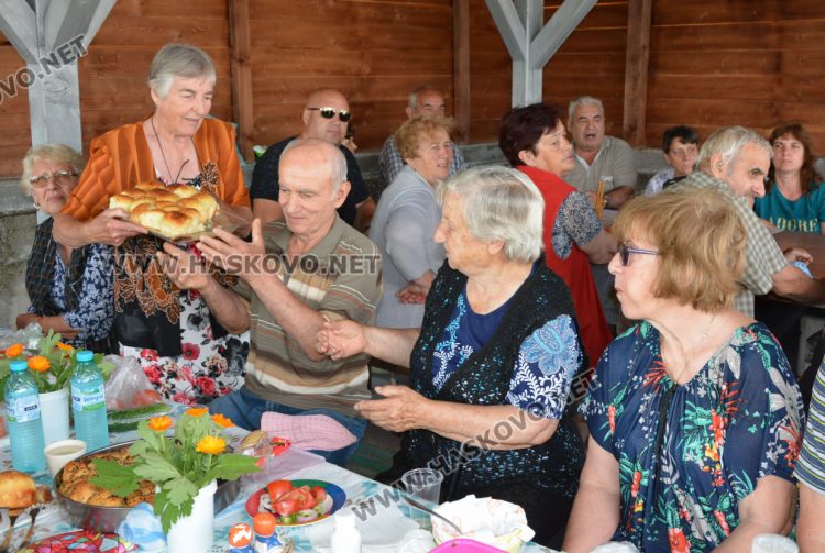  Два курбана от благодетели за здраве осветиха на параклиса край с. Конуш за Петровден