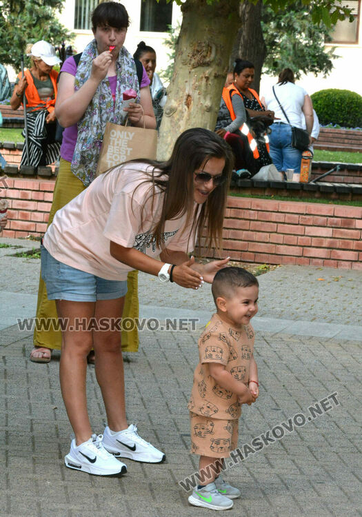 „Сцена на края на града“ премести театъра в улична среда сред хората в центъра на Хасково