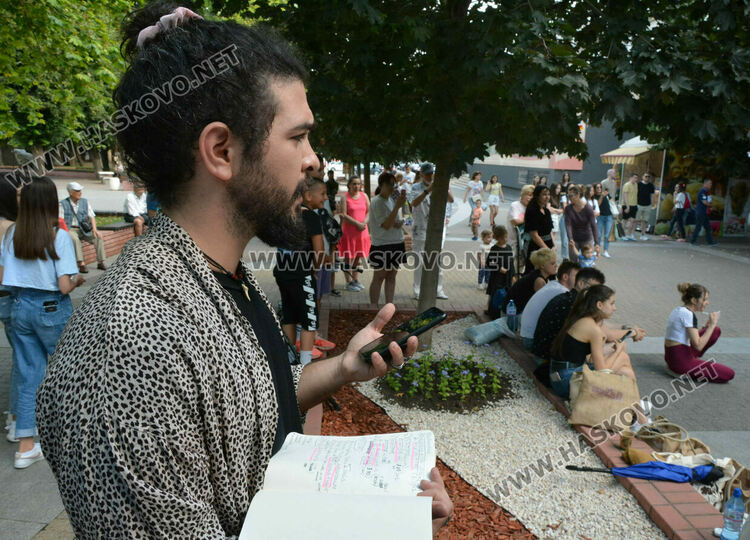 „Сцена на края на града“ премести театъра в улична среда сред хората в центъра на Хасково