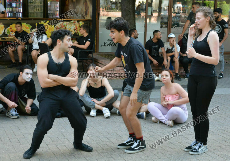 „Сцена на края на града“ премести театъра в улична среда сред хората в центъра на Хасково