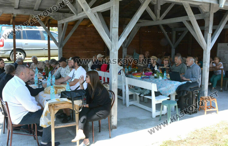  Два курбана от благодетели за здраве осветиха на параклиса край с. Конуш за Петровден