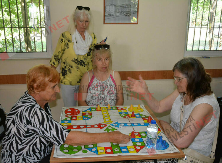 Над 100 участника от третата възраст се включиха в турнир по бридж, шах, табла и други тихи игри 